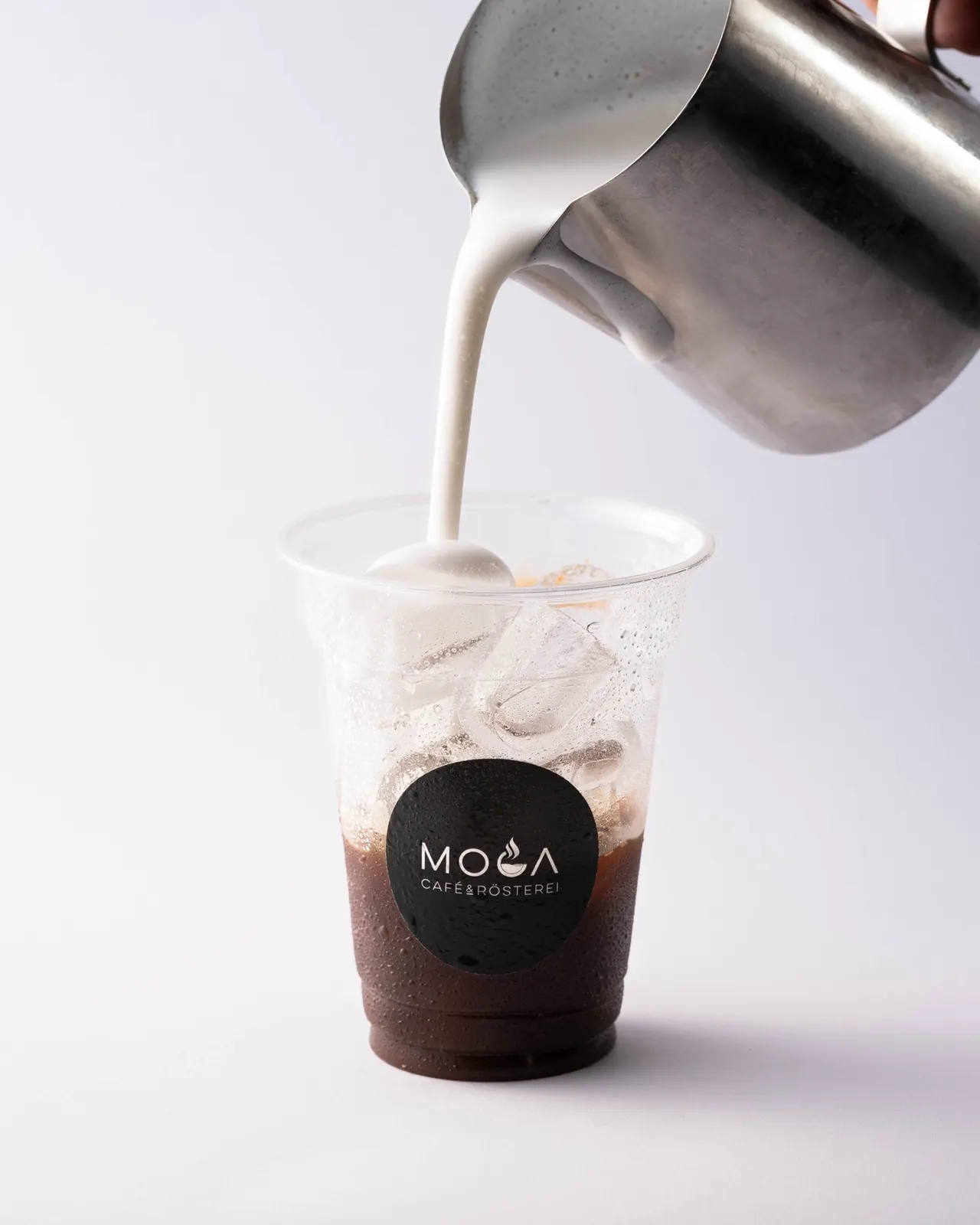 Drink-Fotografie: Milch wird in einen MOCA-Kaffee gegossen