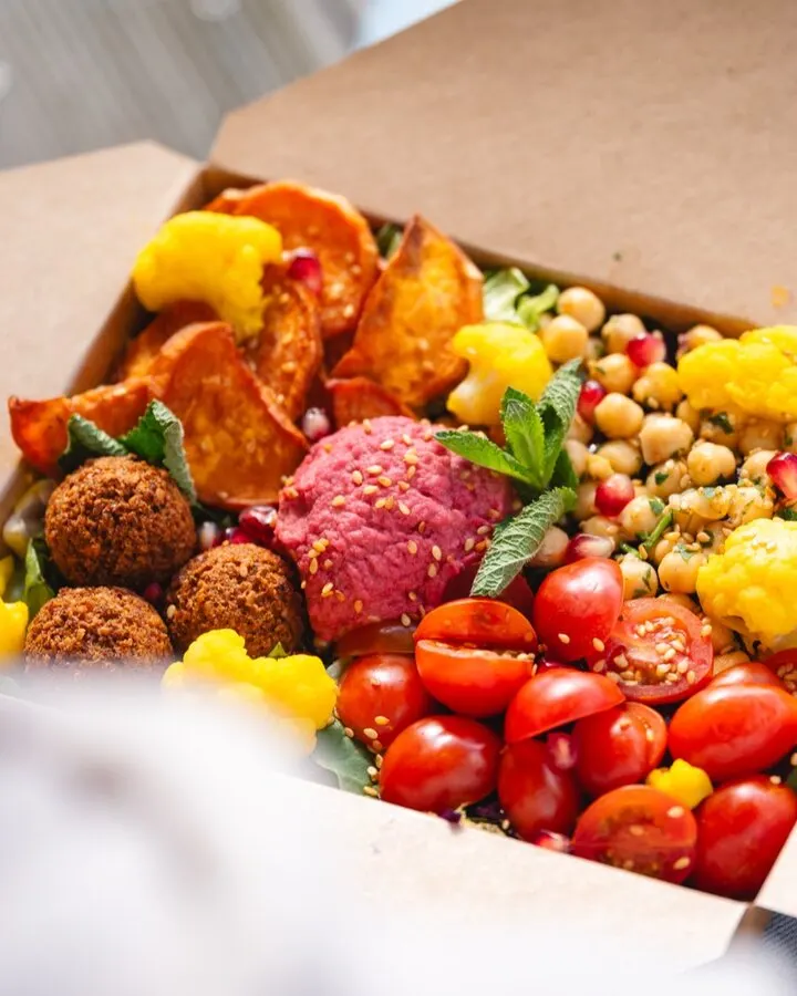 Food-Fotografie Bowl mit Falafel und Gemüse von Salatfreunde