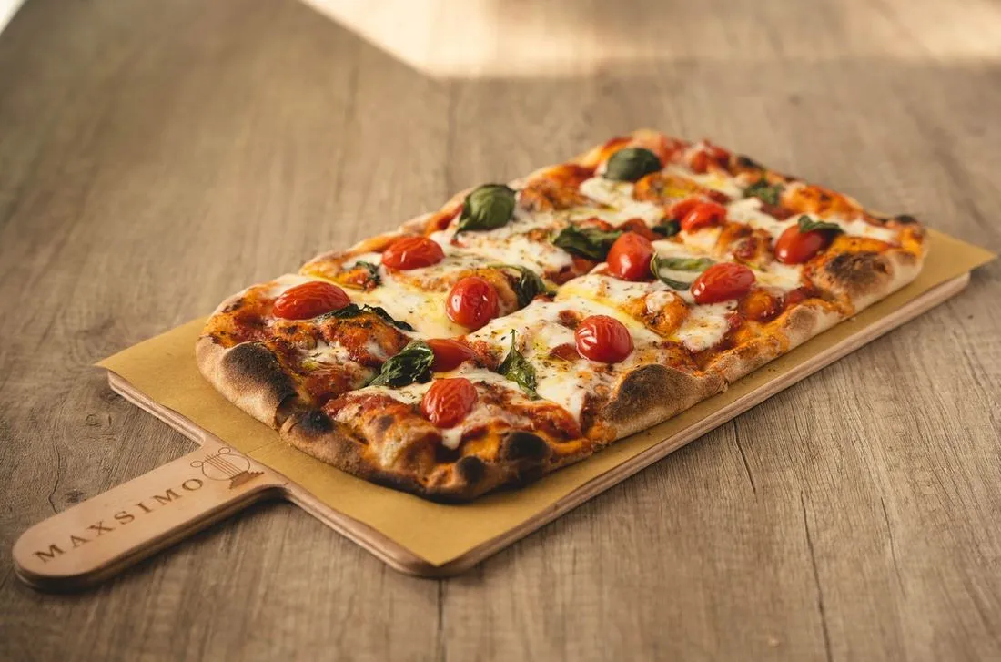 Food-Foto: Pizza auf Holzbrett, Maxsimo