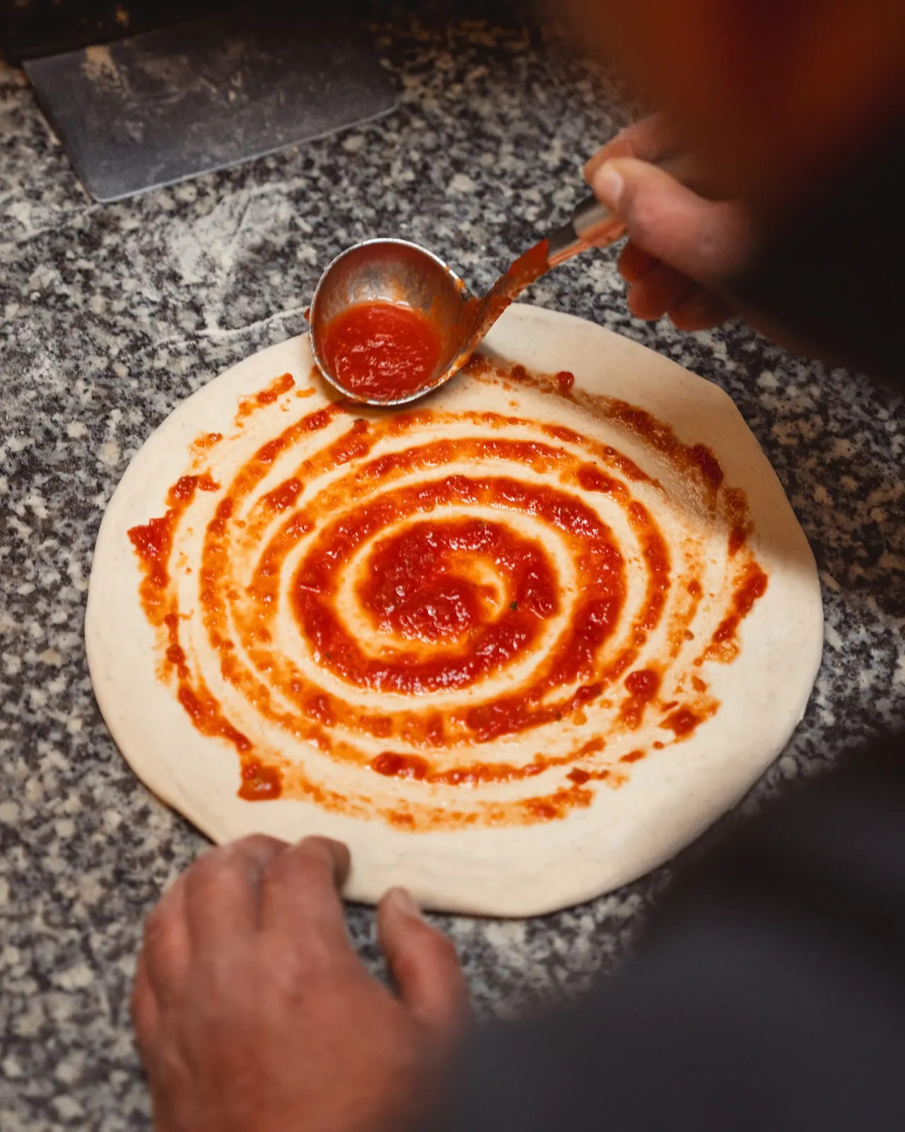 Food-Fotografie: Tomatensoße auf Pizzateig