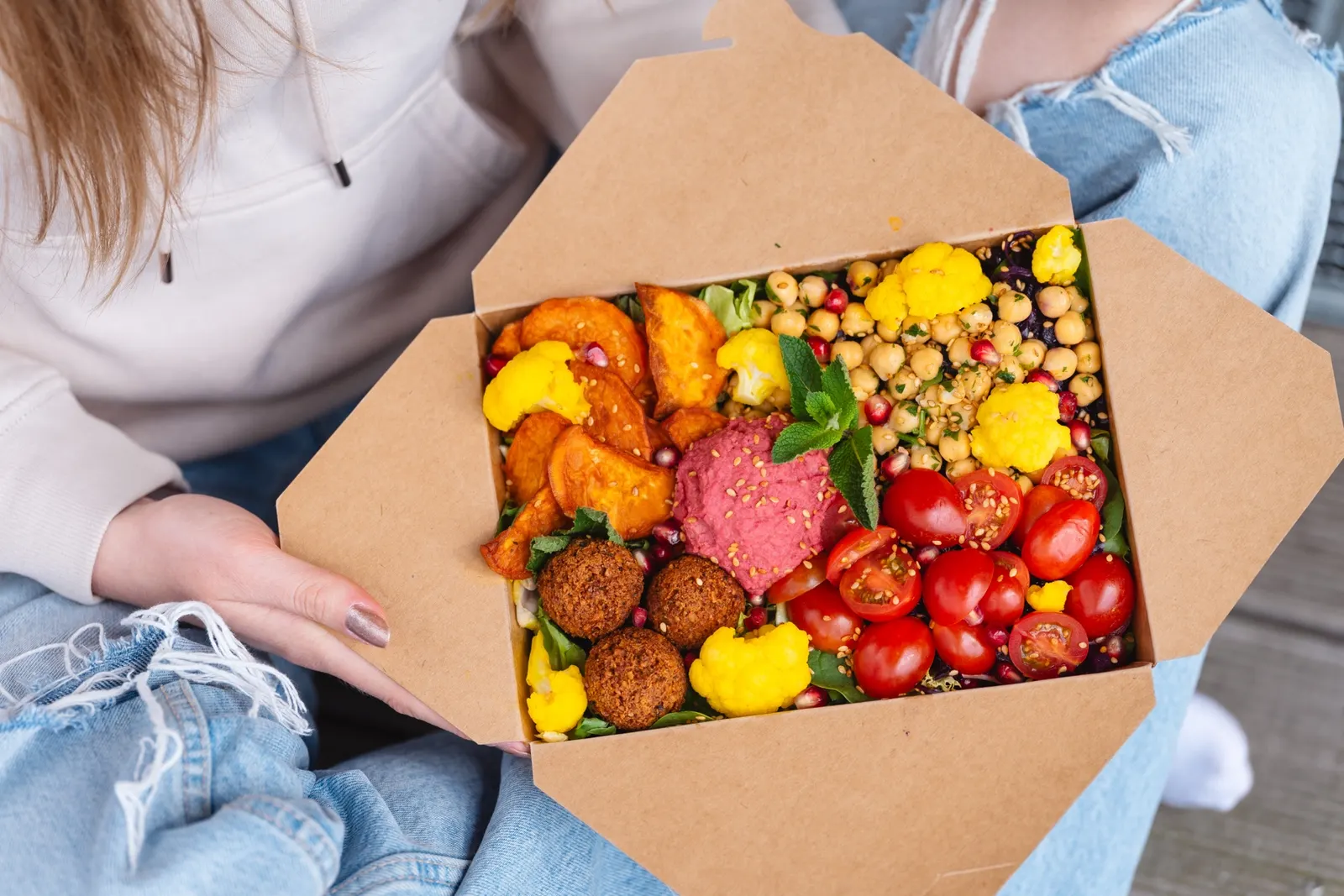 Lifestyle-Fotografie: Bowl von Salatfreunde draußen auf dem Schoß