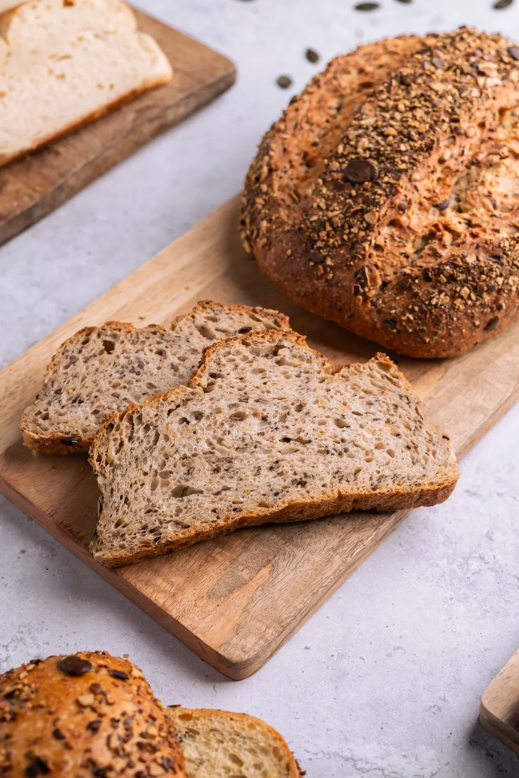 Produktfotografie: Brot der Bäckerei Balkenholl auf Holzbrett