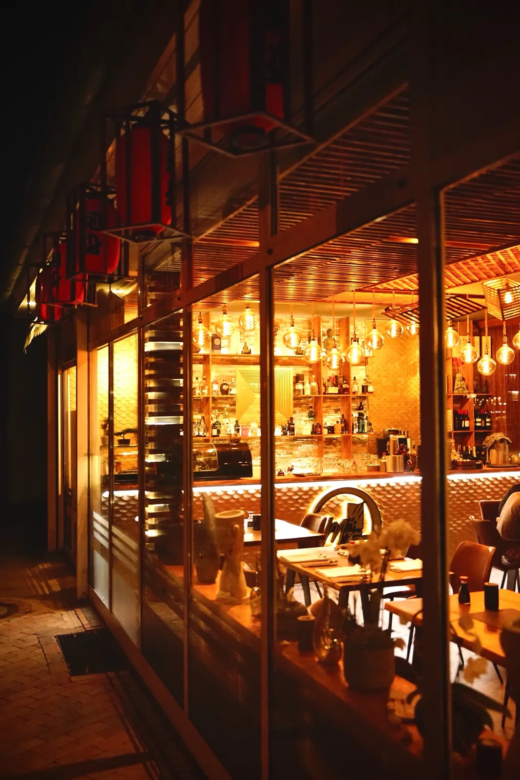 Außenaufnahme Restaurant: Fassade von Mizu bei Nacht